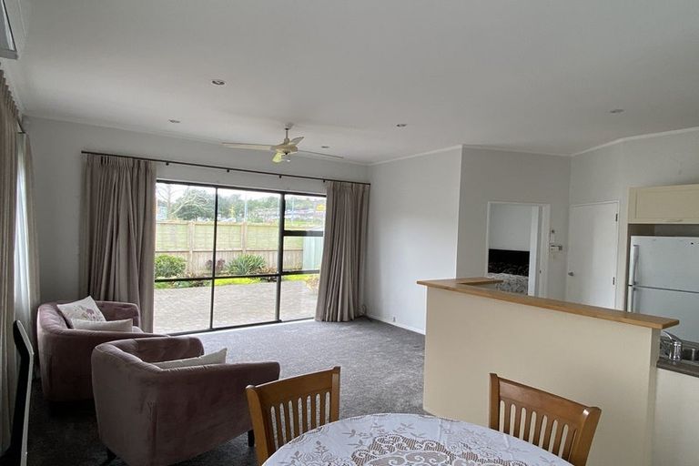 Photo of property in 9-13/11 Fields Parade, Oteha, Auckland, 0632