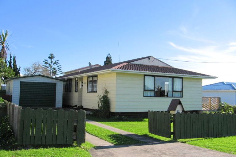 Photo of property in 2/96 Flanshaw Road, Te Atatu South, Auckland, 0610