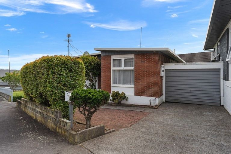 Photo of property in 3 Paynters Avenue, Strandon, New Plymouth, 4312