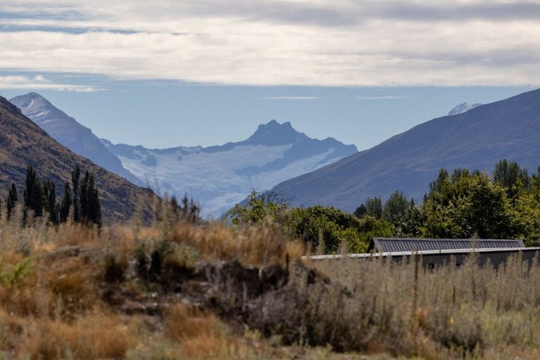 Photo of property in 4 Glenbrook Lane, Wanaka, 9305