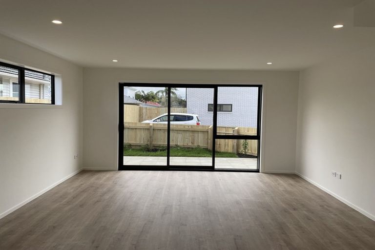 Photo of property in 2/12 Enderby Drive, Te Atatu Peninsula, Auckland, 0610