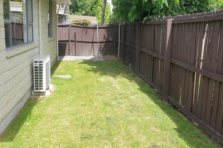 Photo of property in 2/51 Ambleside Drive, Burnside, Christchurch, 8053