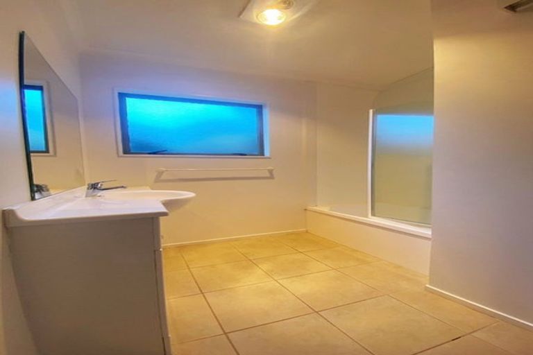 Photo of property in 12a Midgley Road, West Harbour, Auckland, 0618
