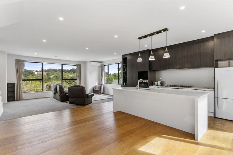 Photo of property in 1/4 Mcquoid Place, Glenfield, Auckland, 0629