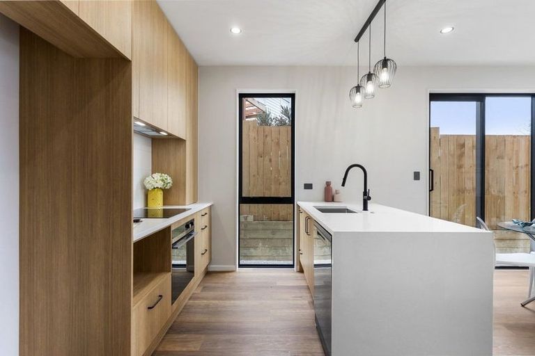 Photo of property in 121e Reeves Road, Pakuranga Heights, Auckland, 2010