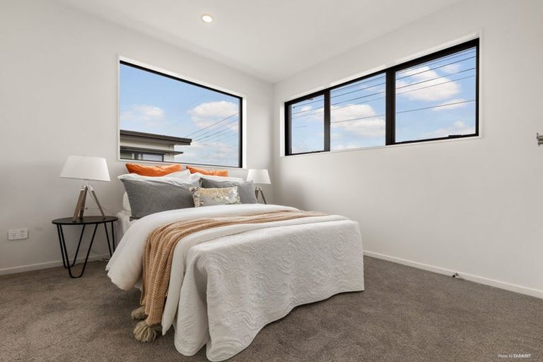 Photo of property in 2/147c Carlisle Road, Northcross, Auckland, 0632