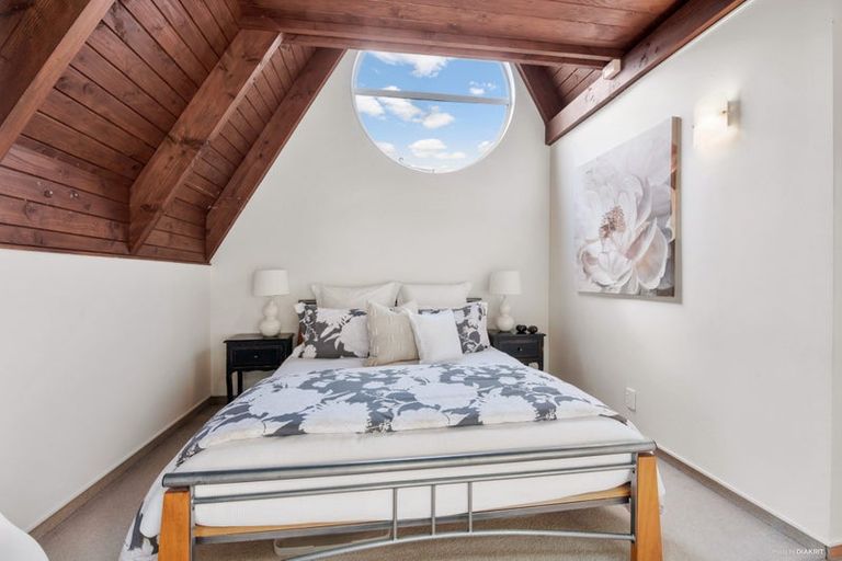 Photo of property in 7 Cobblestone Lane, Hillcrest, Auckland, 0627