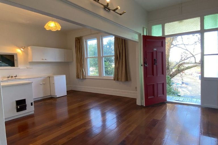 Photo of property in 98 Rolleston Street, Mount Cook, Wellington, 6021