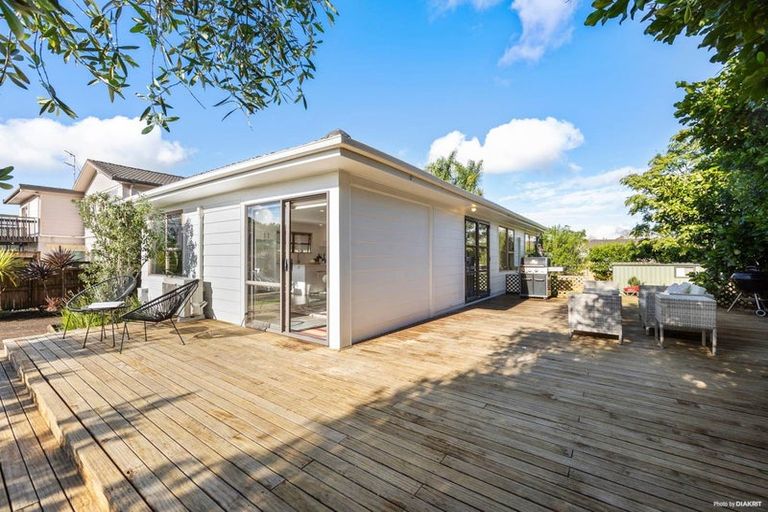 Photo of property in 7 Darren Crescent, Half Moon Bay, Auckland, 2012