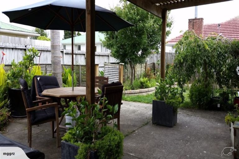 Photo of property in 4 Tawa Road, Te Atatu Peninsula, Auckland, 0610