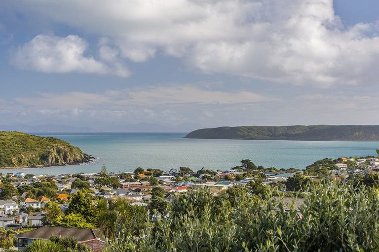 Photo of property in 117 Gloaming Hill, Titahi Bay, Porirua, 5022