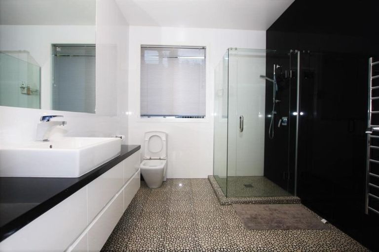 Photo of property in 11 Kinmont Rise, East Tamaki Heights, Auckland, 2016