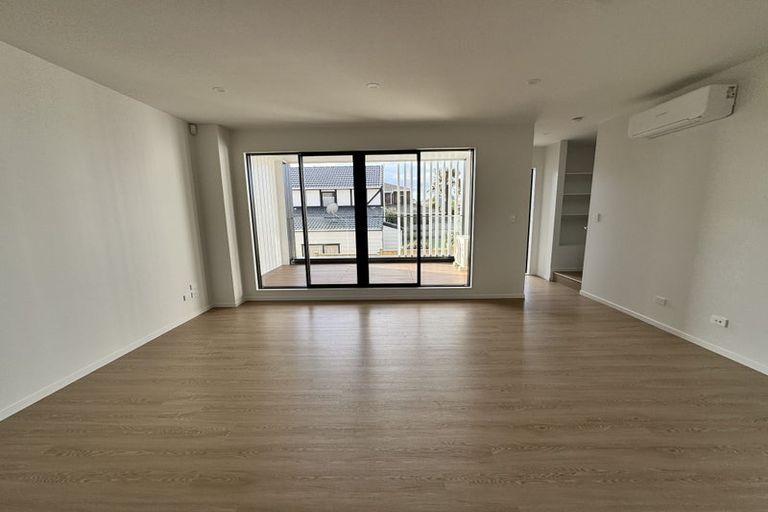 Photo of property in 24 Tomintoul Place, Highland Park, Auckland, 2010