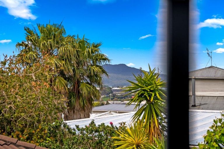 Photo of property in 2/9 Hogans Road, Glenfield, Auckland, 0629