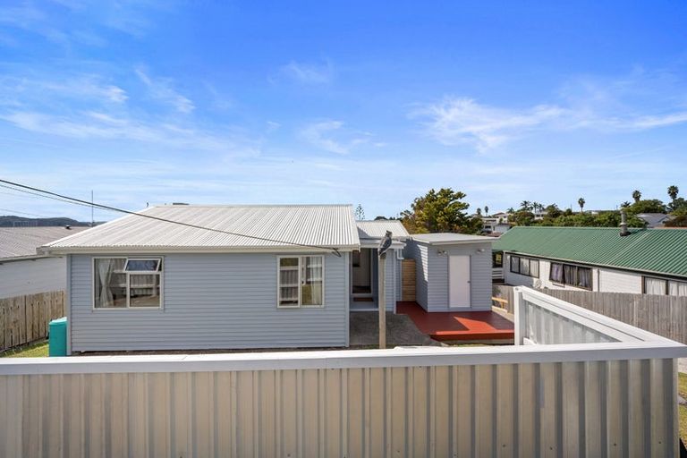 Photo of property in 15 Moffat Road, Red Beach, 0932