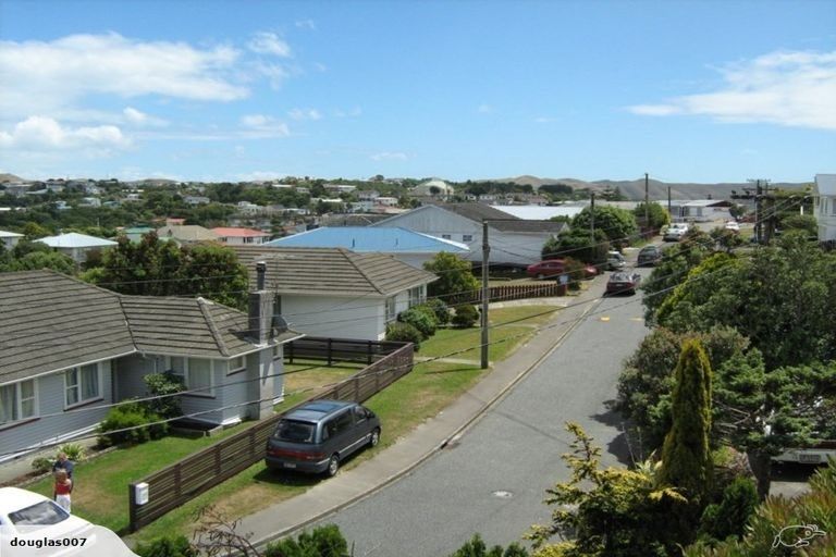 Photo of property in 8a Longcroft Terrace, Newlands, Wellington, 6037