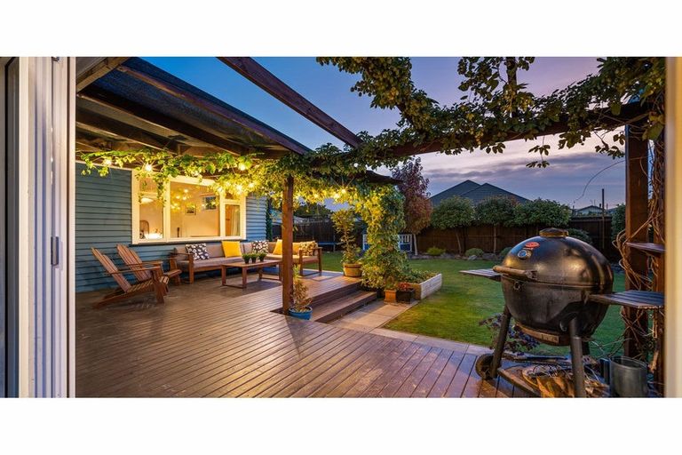 Photo of property in 24 Derrett Place, Saint Martins, Christchurch, 8022