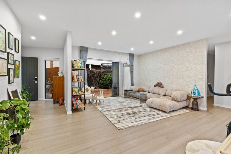 Photo of property in 26a Bernleigh Terrace, West Harbour, Auckland, 0618