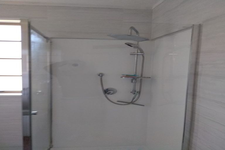 Photo of property in 18 Sarona Avenue, Glen Eden, Auckland, 0602