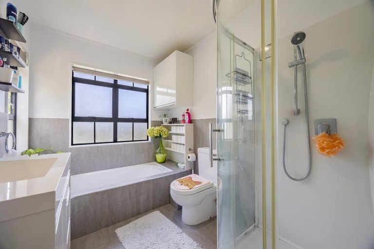 Photo of property in 21 Tyrico Close, Unsworth Heights, Auckland, 0632