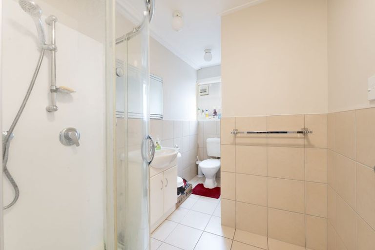 Photo of property in 8 Fowey Avenue, Te Atatu South, Auckland, 0610