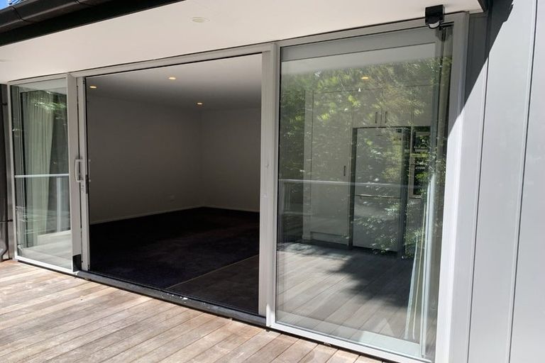 Photo of property in 28 Pupuke Road, Hillcrest, Auckland, 0627