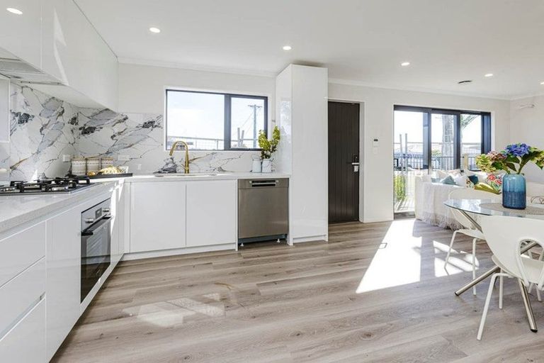 Photo of property in 100 Seymour Road, Sunnyvale, Auckland, 0612