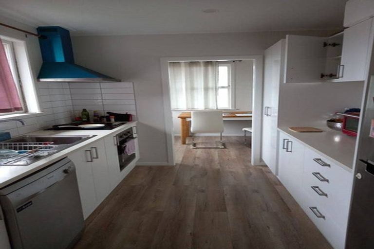 Photo of property in 31 Dawnhaven Drive, Te Atatu Peninsula, Auckland, 0610