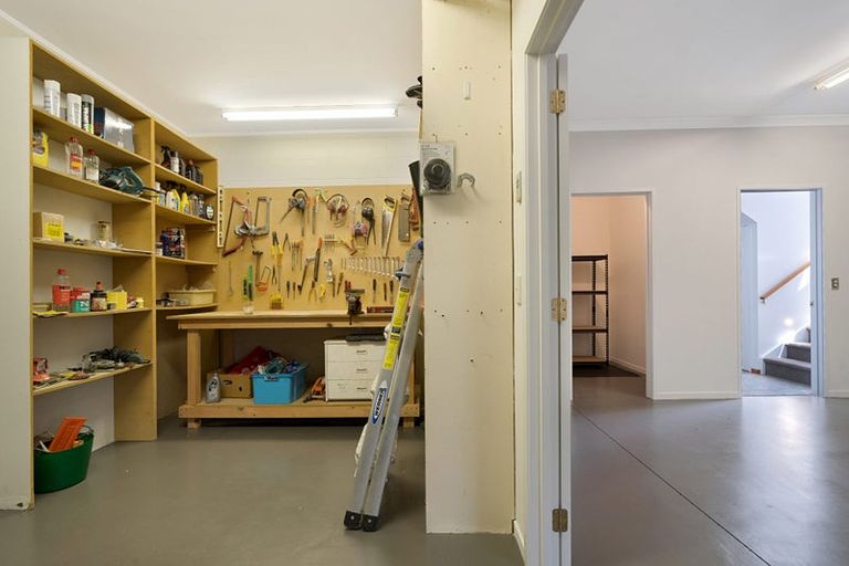 Photo of property in 3 Napuka Road, Henderson Valley, Auckland, 0612