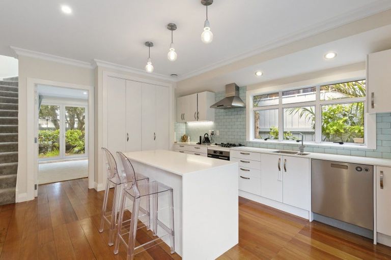 Photo of property in 10 Inglis Street, Seatoun, Wellington, 6022