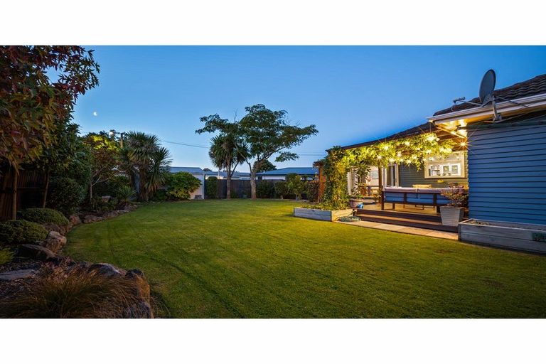 Photo of property in 24 Derrett Place, Saint Martins, Christchurch, 8022