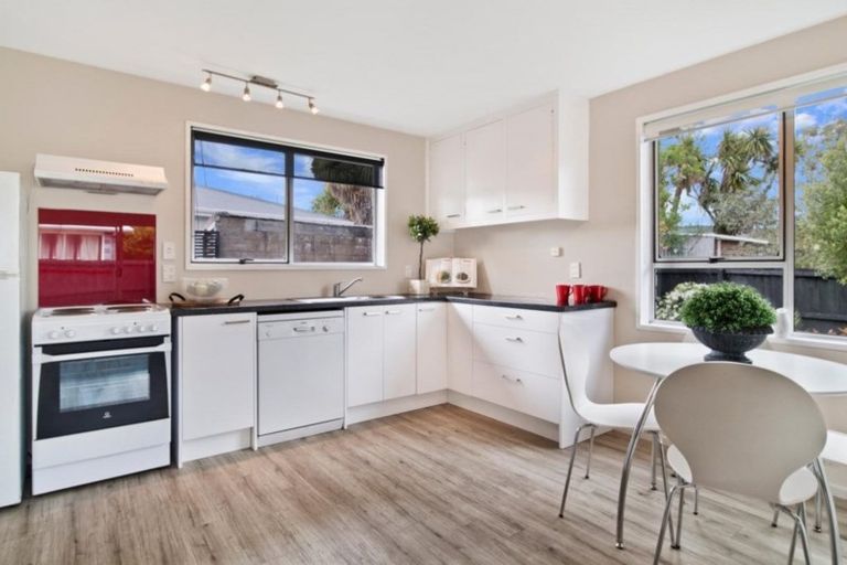 Photo of property in 2/11 Peckham Lane, Woolston, Christchurch, 8062