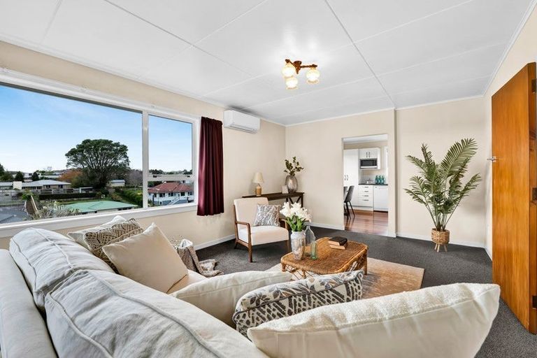 Photo of property in 62 Awanui Street, Merrilands, New Plymouth, 4312
