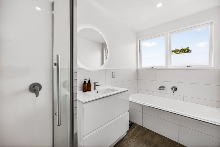 Photo of property in 99 Sunnyside Road, Sunnyvale, Auckland, 0612