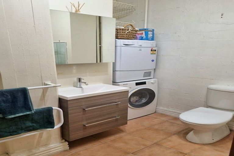 Photo of property in Endeavour Apartments, 10/125u Thorndon Quay, Pipitea, Wellington, 6011