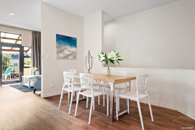 Photo of property in 4/62 Fernhill Way, Oteha, Auckland, 0632