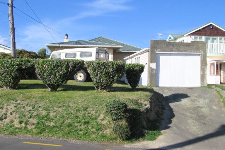 Photo of property in 54 Nevay Road, Karaka Bays, Wellington, 6022