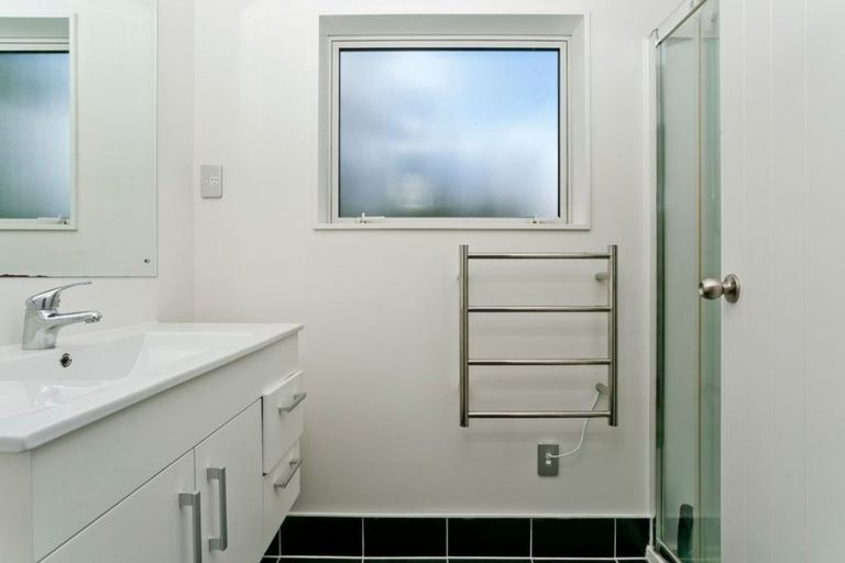 Photo of property in 74a Eskdale Road, Birkdale, Auckland, 0626