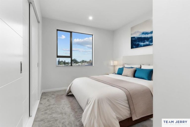 Photo of property in 13 Kuaha Road, Massey, Auckland, 0614