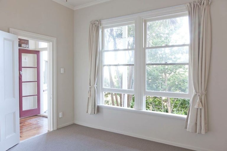 Photo of property in 53 Garden Road, Northland, Wellington, 6012