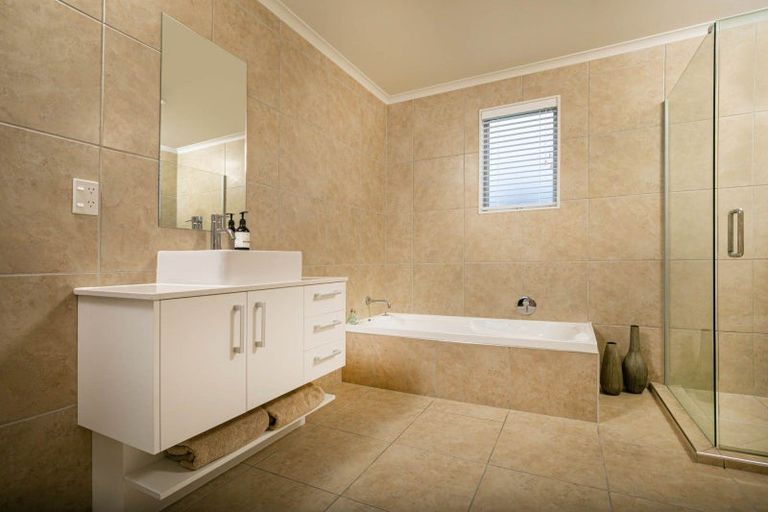 Photo of property in 13 Rangi Avenue, Schnapper Rock, Auckland, 0632