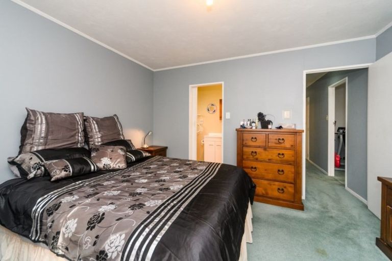 Photo of property in 8 Colonial Place, Kelvin Grove, Palmerston North, 4414