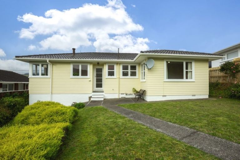 Photo of property in 39 Saint Johns Terrace, Tawa, Wellington, 5028