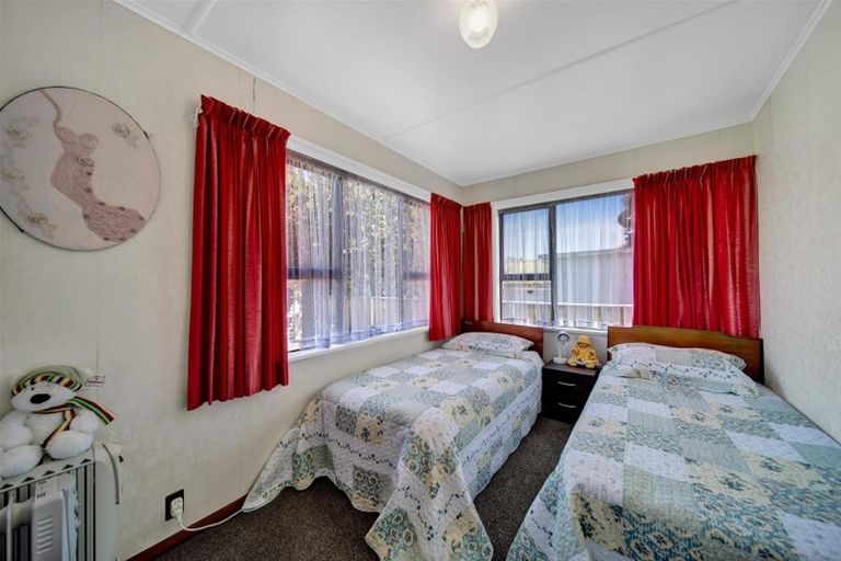 Photo of property in 1 Robbins Crescent, Hawera, 4610