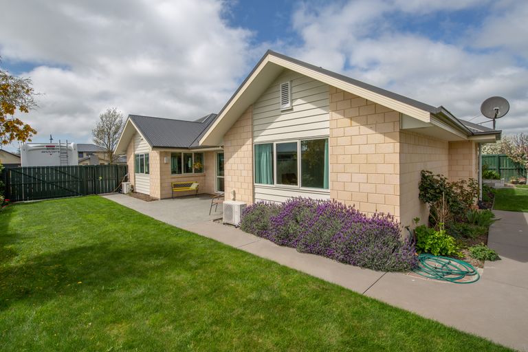 Photo of property in 55 Oakwood Drive, Rangiora, 7400