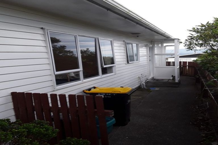 Photo of property in 23a Somes Crescent, Newlands, Wellington, 6037