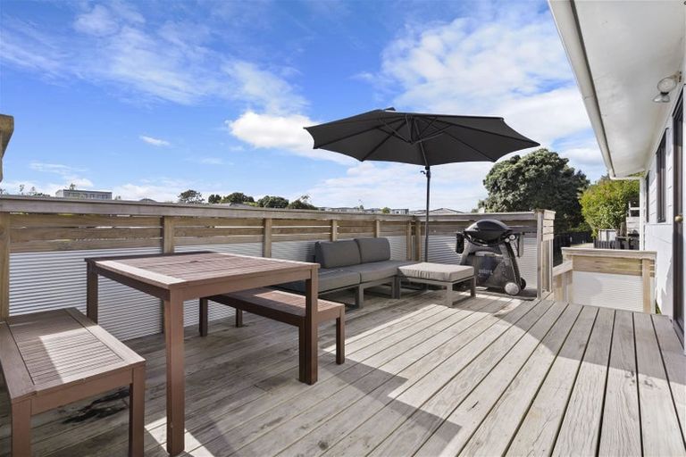 Photo of property in 8 Brookfield Road, Te Atatu Peninsula, Auckland, 0610