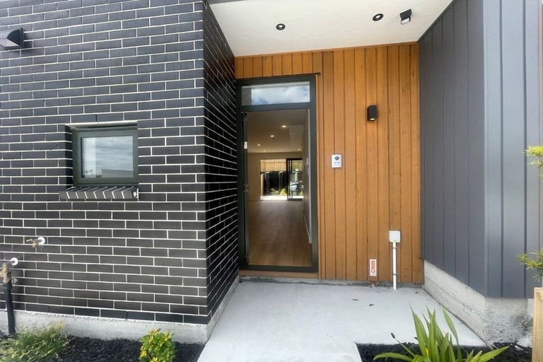 Photo of property in 25 Kuaha Road, Massey, Auckland, 0614