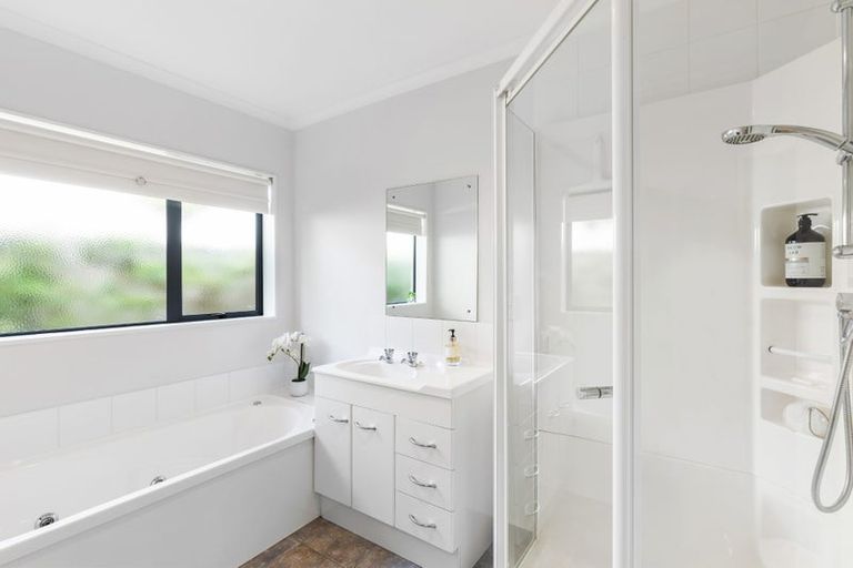 Photo of property in 52 Lorna Irene Drive, Raumati South, Paraparaumu, 5032