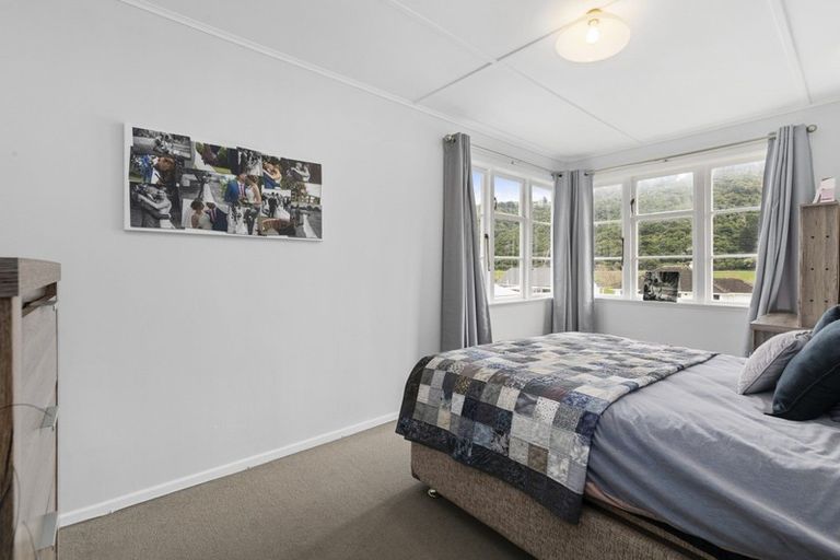 Photo of property in 51 Compton Crescent, Taita, Lower Hutt, 5011